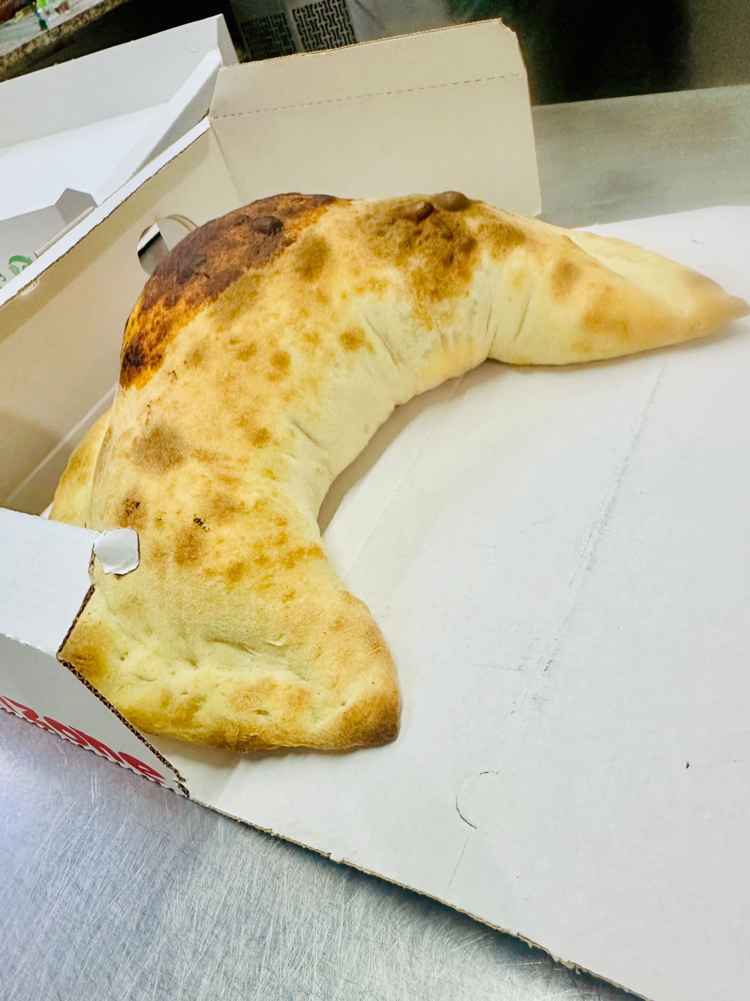 Calzone di Pizzeria Amin appena sfornato